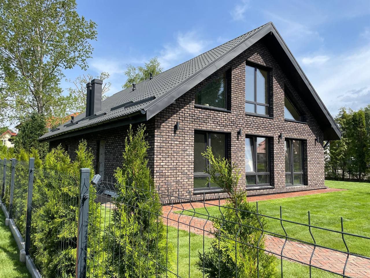 Modernes Doppelhaus im bayerischen Stil des Projekts Erste Bayerische